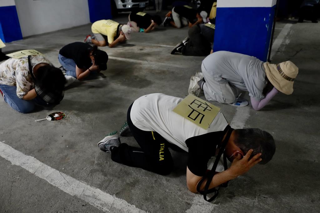 Moradores de Taipei refugiam-se em abrigo antimísseis durante exercícios de defesa aérea. Foto: Ritchie B. Tongo/EPA