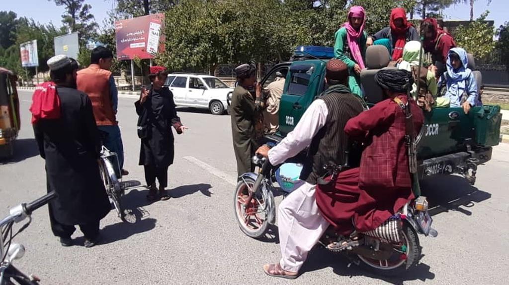 Talibãs já tomaram muitas das principais cidades afegãs. Foto: Stringer/EPA