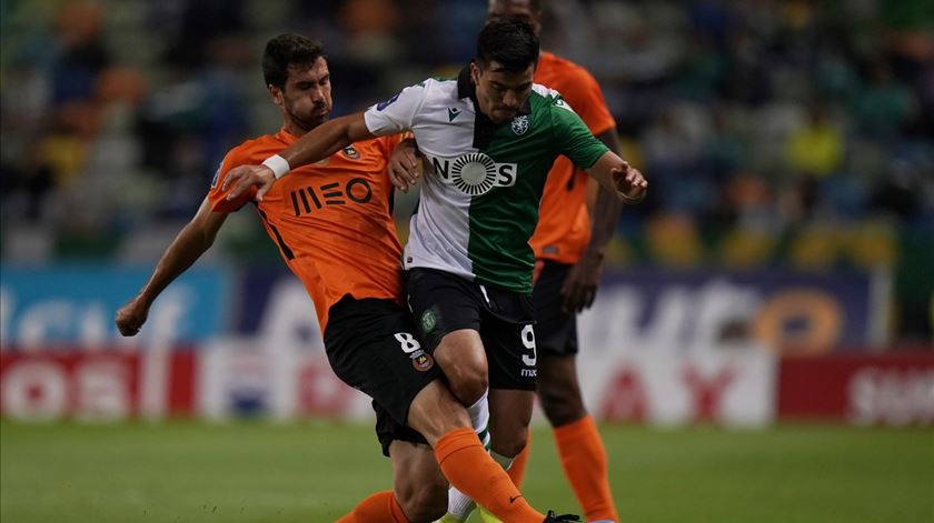 Tarantini tenta tirar a bola a Acuña, do Sporting. Foto: Liga Portugal