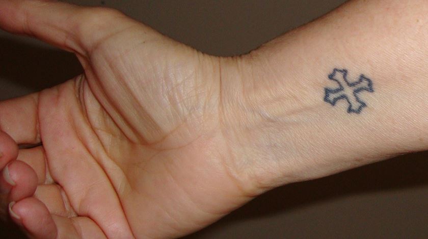 Os coptas têm a tradição de tatuar cruzes nos pulsos, como esta. Foto: DR
