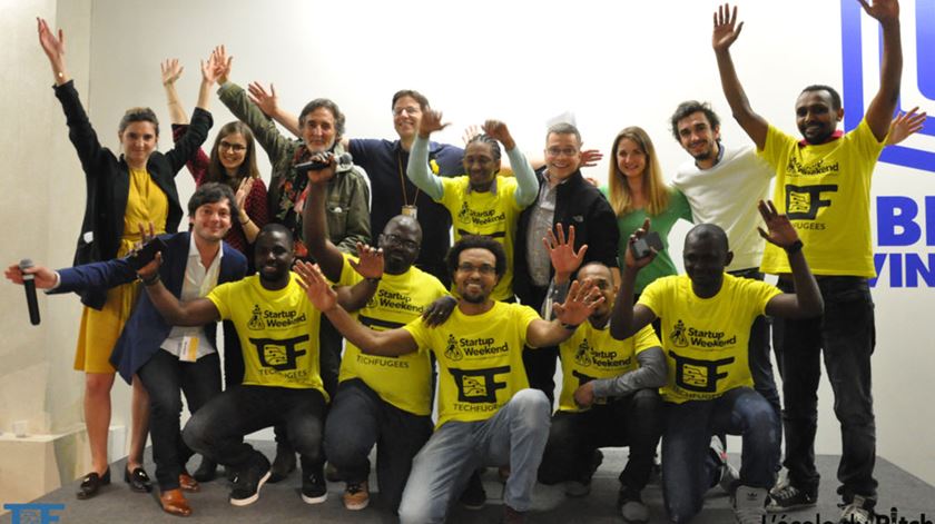 A equipa Refuhelp, composta por sete refugiados de vários países africanos, aprendeu a programar em apenas num ano e venceu uma "hackathon" em Paris