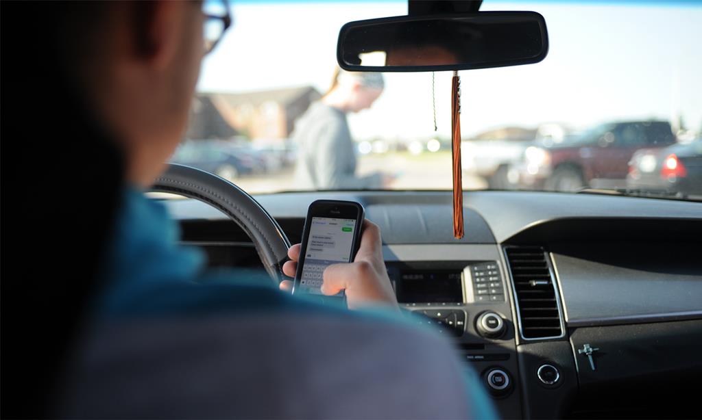 Atenção ao uso do telemóvel durante a condução. Foto: DR