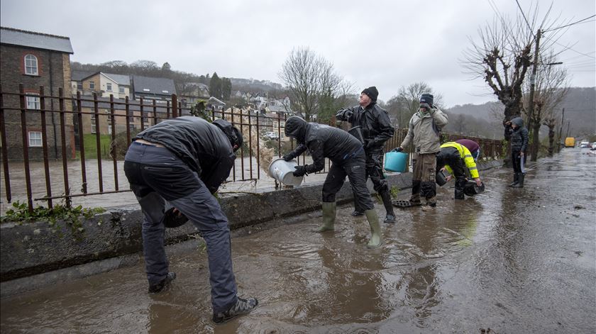Operações de limpeza em Pontypridd, País de Gales. Foto: Neil Muns/EPA