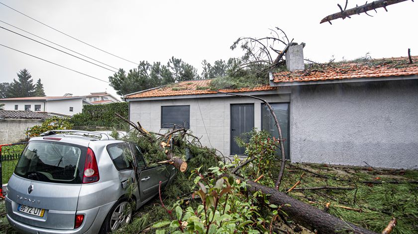 Mau tempo fez estragos em habitação em Santo Tirso. Foto: Octavio Passos/Lusa