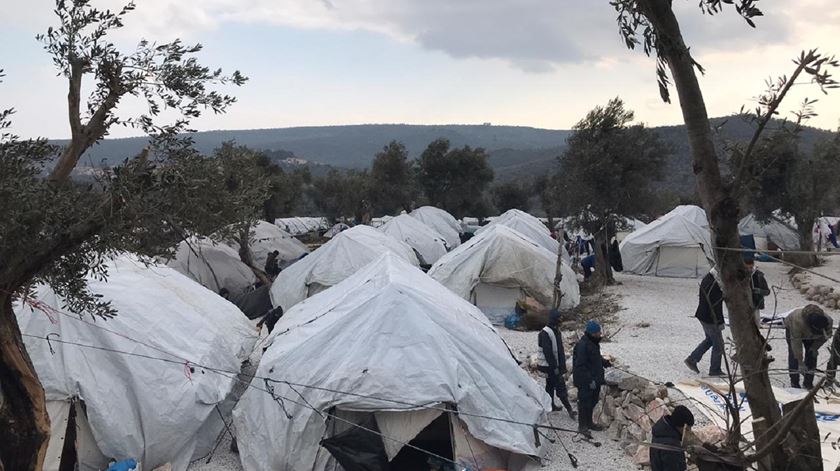 O primeiro homem infetado, que já tem estatuto de refugiado mas que teve de voltar ao campo, vive numa tenda de campanha na parte exterior, numa área repleta de abrigos improvisados. Foto: FHLA