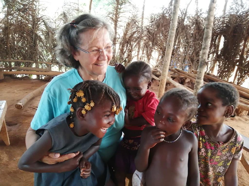 Teresa Silva com crianças angolanas no Gungo. Foto: Teresa Silva