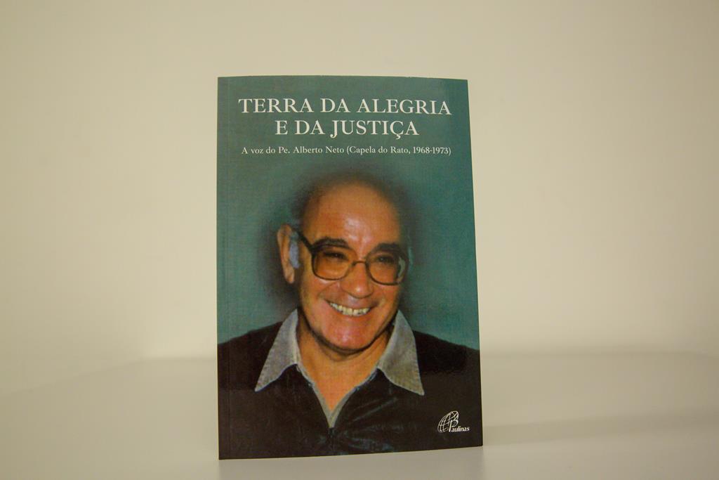 Livro "Terra da Alegria e Justiça" do padre Alberto Neto Foto: Marta Mixão/RR