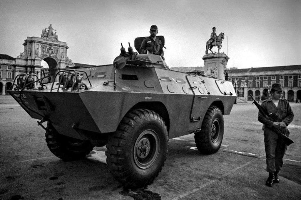 Militares do 25 de Abril ocupam o Terreiro do Paço, em Lisboa. Foto: DR