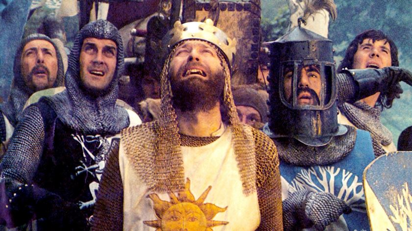 Terry Jones como Rei Artur no filme "Monty Python e o Cálice Sagrado". Foto: DR