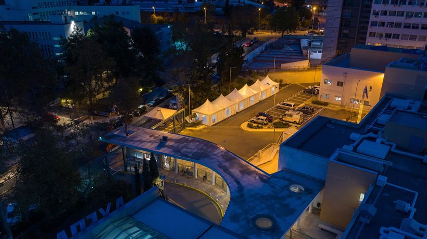 Um hospital de Tessalónica, na Grécia, com tendas montadas para acolher doentes Covid-19. Foto: Nikos Arvanitidis/EPA