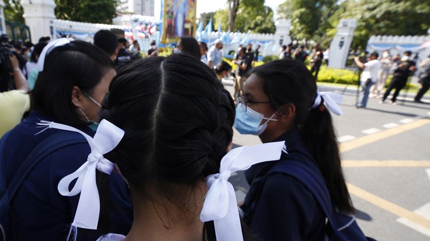 Nas últimas semanas, milhares de universitários e estudantes de escolas públicas saíram às ruas de várias cidades. Foto: Narong Sangnak/EPA