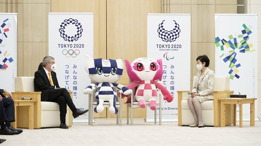 O presidente do Comité Olímpico Internacional em encontro com a governadora de Tóqui, Yuriko Koike Foto: AFLO Pictures/Reuters