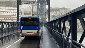 Gaia e Porto vão estudar passagem de transportes turísticos e TVDE na ponte Luiz I