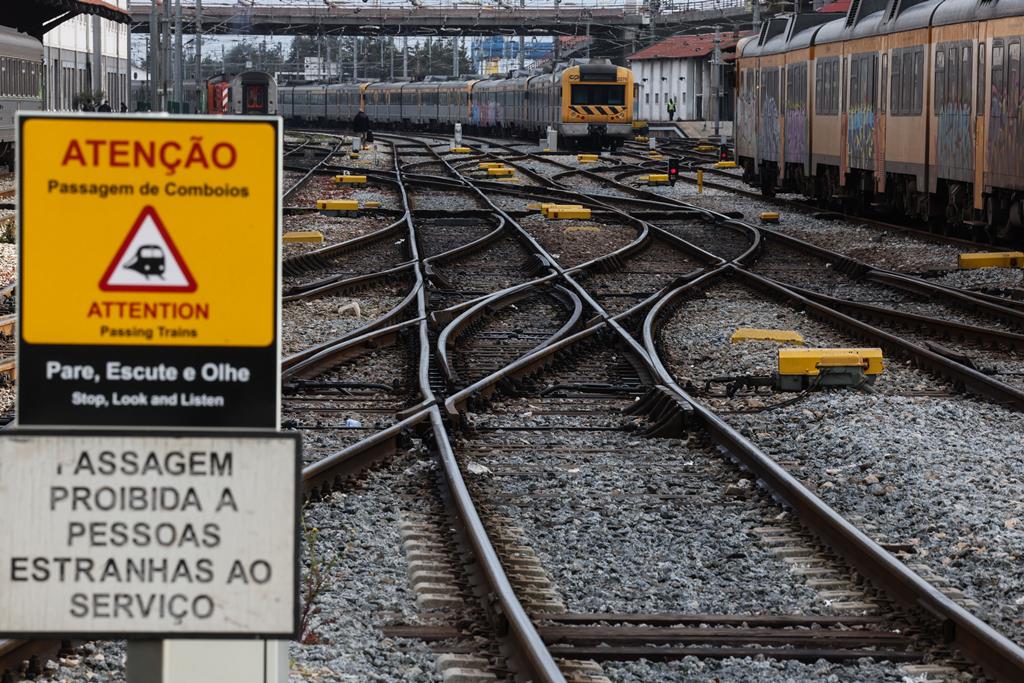 Documento do Governo para a Assembleia da República declara corte de 34% no investimento público previsto em 2023 para obras na ferrovia e nos metros. Foto: Tiago Petinga/Lusa