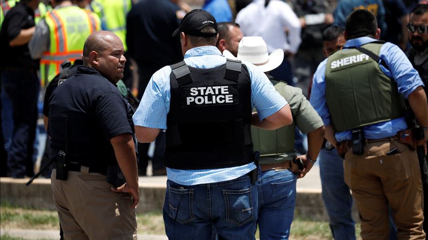 Tiroteio faz 21 mortos numa escola do Texas. Foto: Marco Bello/Reuters