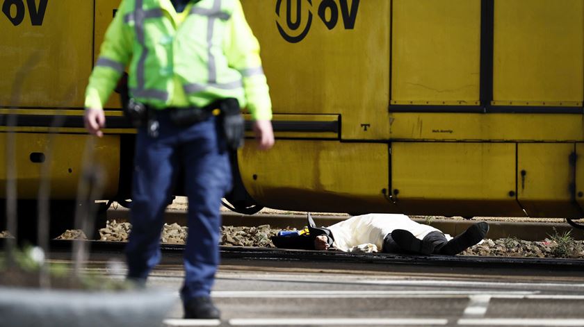 Há, pelo menos, uma vítima mortal. Foto: Robin Van Lonkhuijsen/EPA