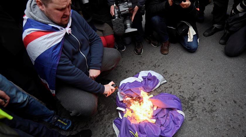 Homem queima bandeira da União Europeia em Londres, no dia em que o Brexit entra em vigor. Foto: Toby Melville/REUTERS