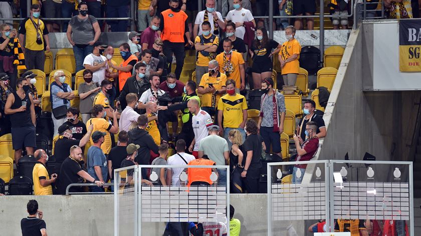 Toni Leistner subiu à bancada para confrontar adepto do Dynamo de Dresden Foto:  Imago Sports Pictures/Reuters