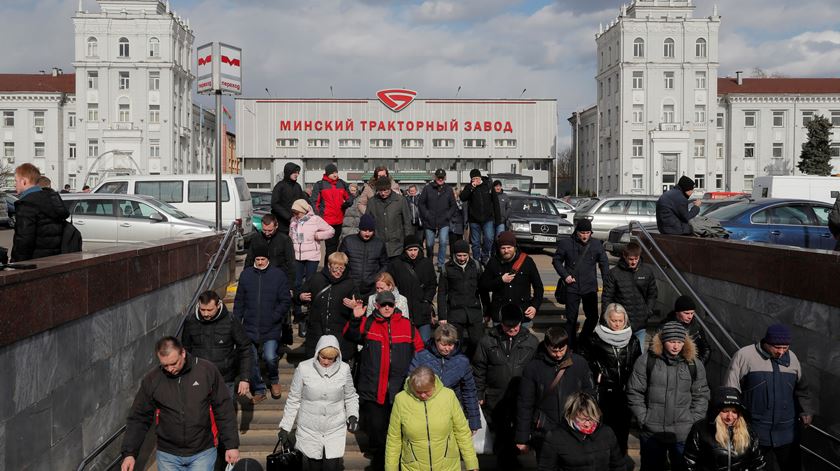 Pessoas terminam entram no metro, depois de turno numa fábrica de tratores em Minsk, na Bielorrússia (31/03/20) Foto: Vasily Fedosenko/Reuters