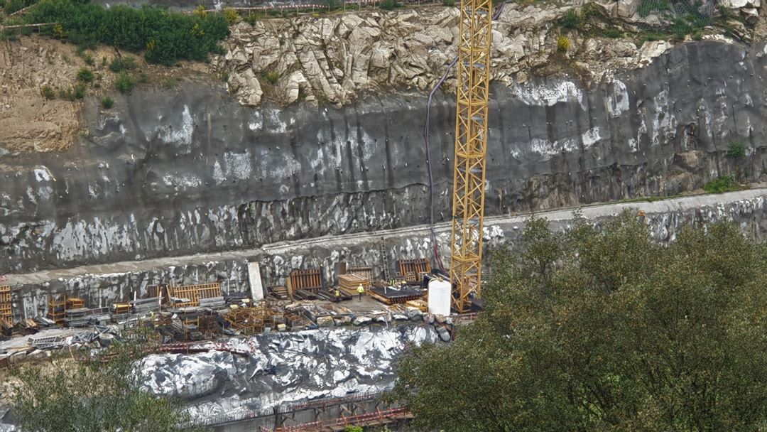 Trabalhadores prosseguem obras na barragem de Daivões, em Ribeira de Pena, a 6 de abril Foto: Olímpia Mairos/RR
