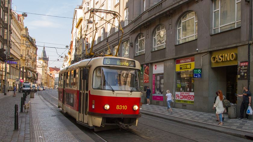 Elétrico a circular numa rua de Praga, na República Checa. Foto: Maksym Kozlenko