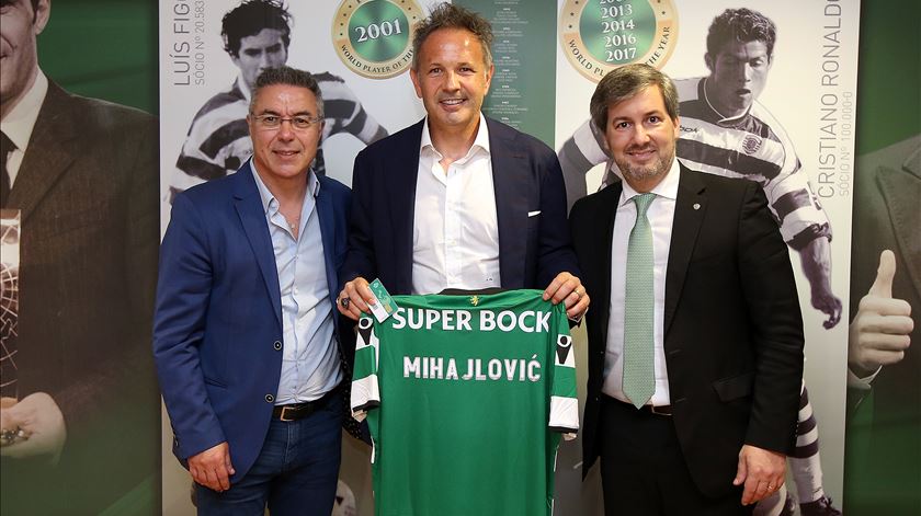 Mihalojvic no momento da oficialização do acordo com Bruno de Carvalho Foto: Sporting