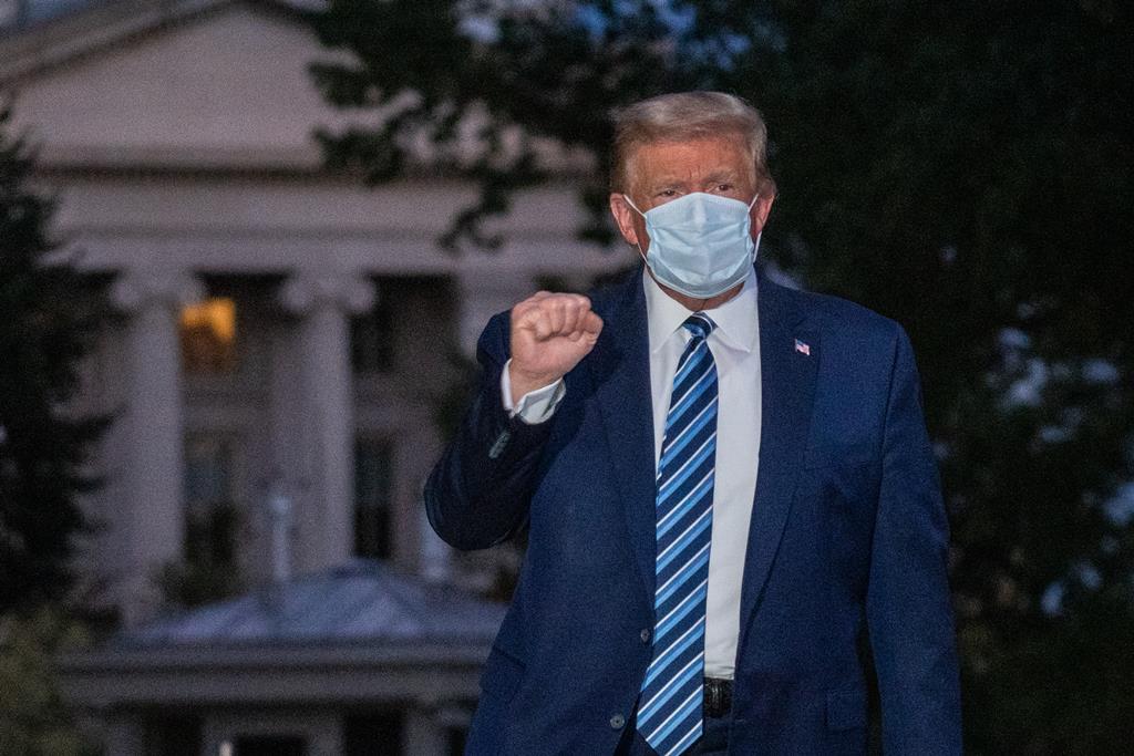 Donald Trump, em outubro, após regressar do hospital à Casa Branca. Foto: Ken Cedeno/EPA Foto: Ken Cedeno/EPA