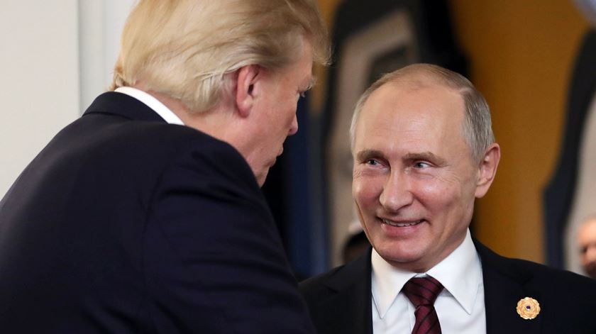 Trump e Putin na cimeira da APEC em novembro de 2017. Foto: Mikhail Klimentyev/EPA