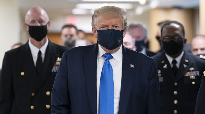Trump usa máscara contra Covid-19 pela primeira vez, em visita a hospital militar (12/07/2020). Foto: Chris Kleponis/EPA