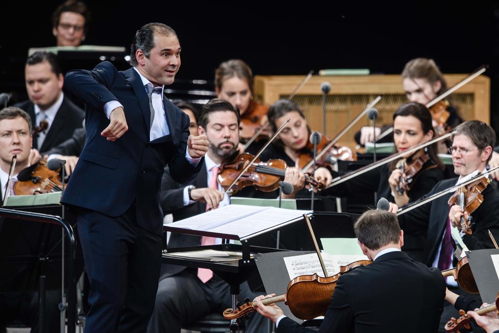  Tugan Sokhiev dirige a Filarmónica de Berlim em 2019. Foto: Clemens Bilan/EPA 