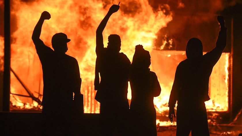Manifestações no Minneapolis se vários outros pontos do país tornam-se violentas. Foto: Craig Lassig/EPA