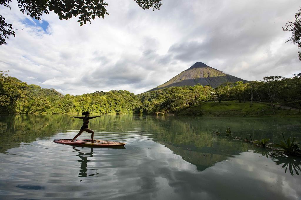 Muitos turistas procuram uma experiência única na vida e relaxante. Foto: Jeffrey Arguedas/EPA