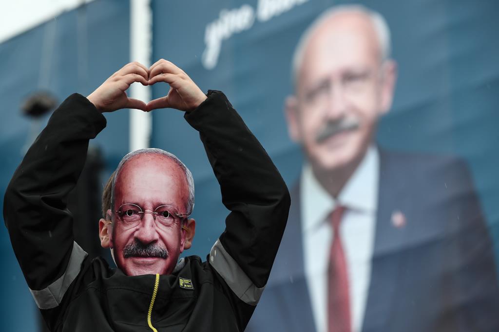 Kemal Kiliçdaroglu, líder do CHP e o principal opositor de Erdogan, definiu a "restauração da democracia turca" como o "primeiro pilar" desta corrida eleitoral. Foto: Sedat Suna/EPA