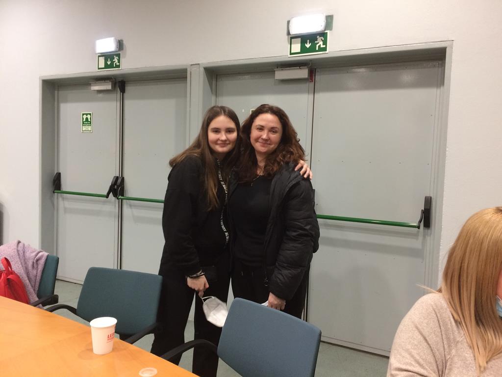 Sofia Nagorna (à esquerda) e Alina Nagorna (à direita), refugiadas ucranianas no estádio de Leiria. Foto: Teresa Paula Costa/RR