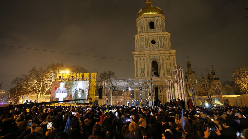 Milhares de fiéis em frente à catedral de Santa Sofia, em Kiev, durante o discurso do presidente da Ucrânia, Petro Poroshenko. Foto: Reuters.