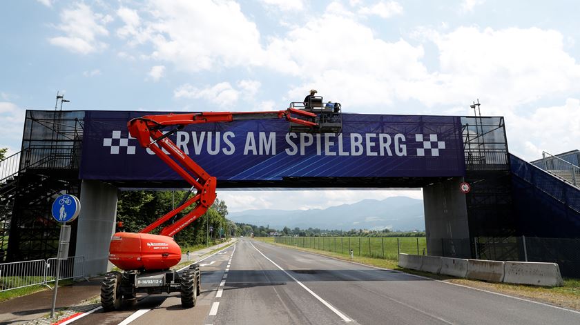 Últimos preparativos no circuito de Spielberg, na Áustria, para receber a primeira corrida de Fórmula 1 em 2020 Foto: Leonhard Foeger/Reuters