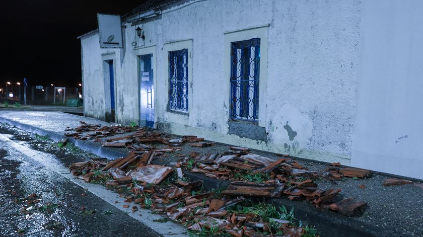 As telhas foram arrancadas com a força do vento. Foto: Paulo Novais/Lusa