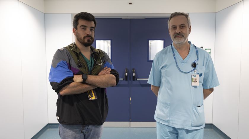 Ricardo Fernandes (esq.) e Adelino Pinto (dir.), do serviço de urgências do CHVNGE. Foto: Miguel Marques Ribeiro/ RR