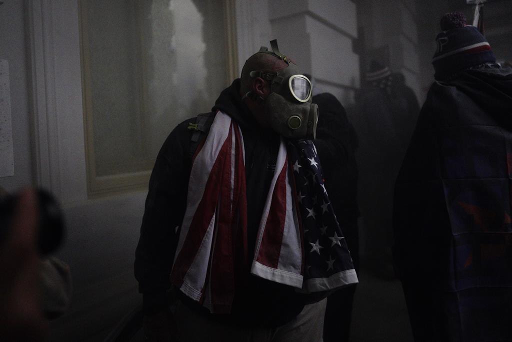 Homem com máscara de gás junto ao Capitólio. Foto: Will Oliver/EPA