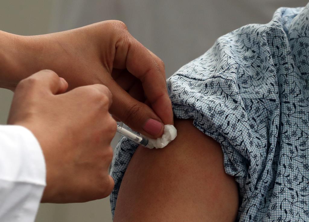 Vacinas começaram em Portugal há um ano, mas ainda há trabalho por fazer para vencer a Covid-19. Foto: EPA