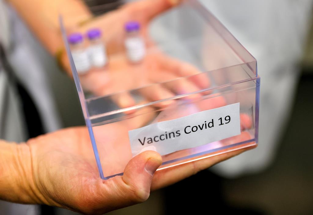 A nova variante é ainda mais transmissível do que a do Reino Unido e pode tornar a vacina contra a Covid-19 “menos eficaz” na proteção contra a infeção mais ligeira. Foto: Thomas Samson/EPA