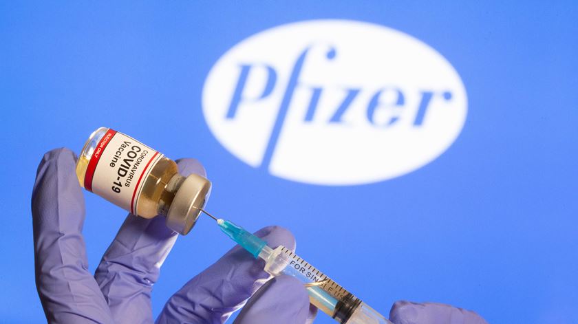 Pfizer e BioNTech são as vacinas que já andam no ar. Foto: Dado Ruvic/Reuters