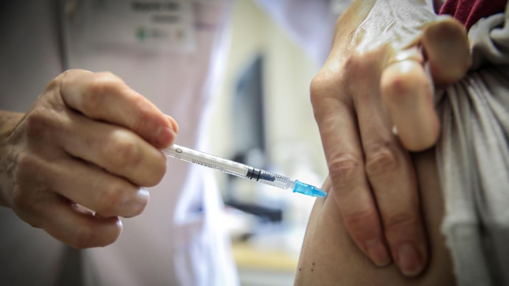 Vacinação tem decorrido, mas com alguns problemas e polémicas à mistura. Foto: André Kosters/Lusa