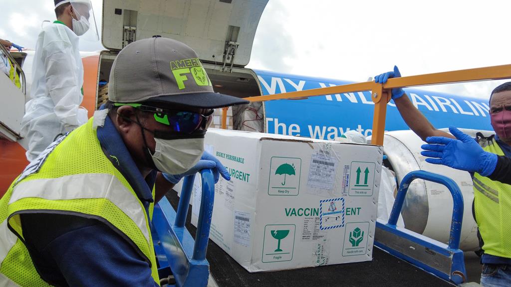 Chegada das vacinas da AstraZeneca contra a Covid-19 a Timor-Leste. Foto: António Sampaio/Lusa