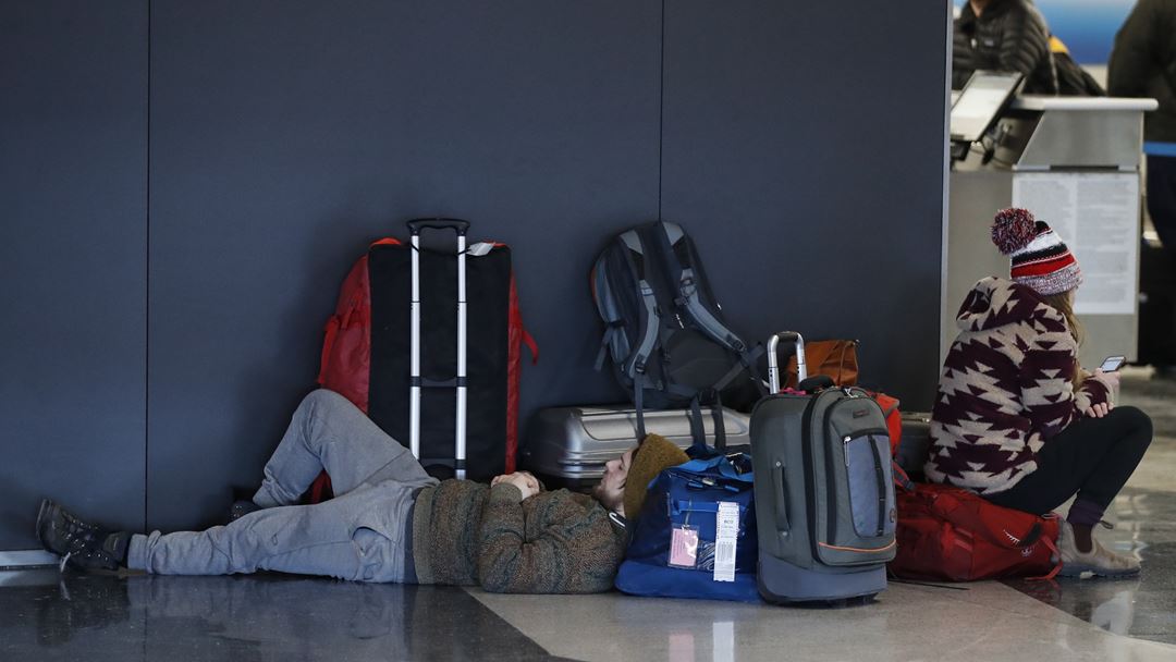 No aeroporto de Chicago, mais de 1700 voos foram cancelados, esta quarta-feira, devido à vaga de frio. Foto: Kamil Krzaczynski/EPA
