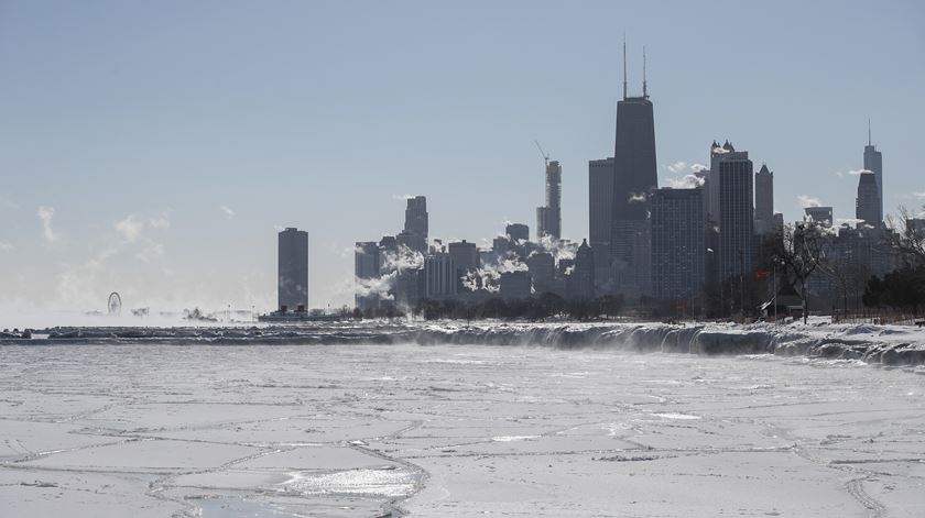 O Lago Michigan, em Chicago, congelou em algumas zonas, sobretudo à superfície e perto das margens. Foto: Kamil Krzaczynski