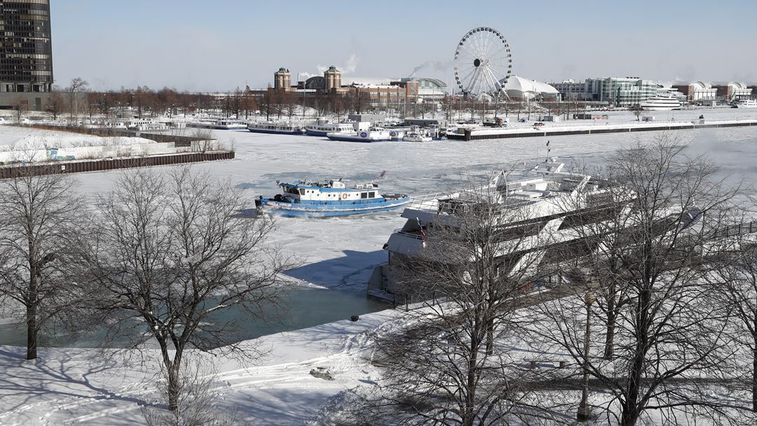 Um barco reboque parte o gelo do Chicago River, no estado do Illinois. Foto: Kamil Krzaczynski/EPA