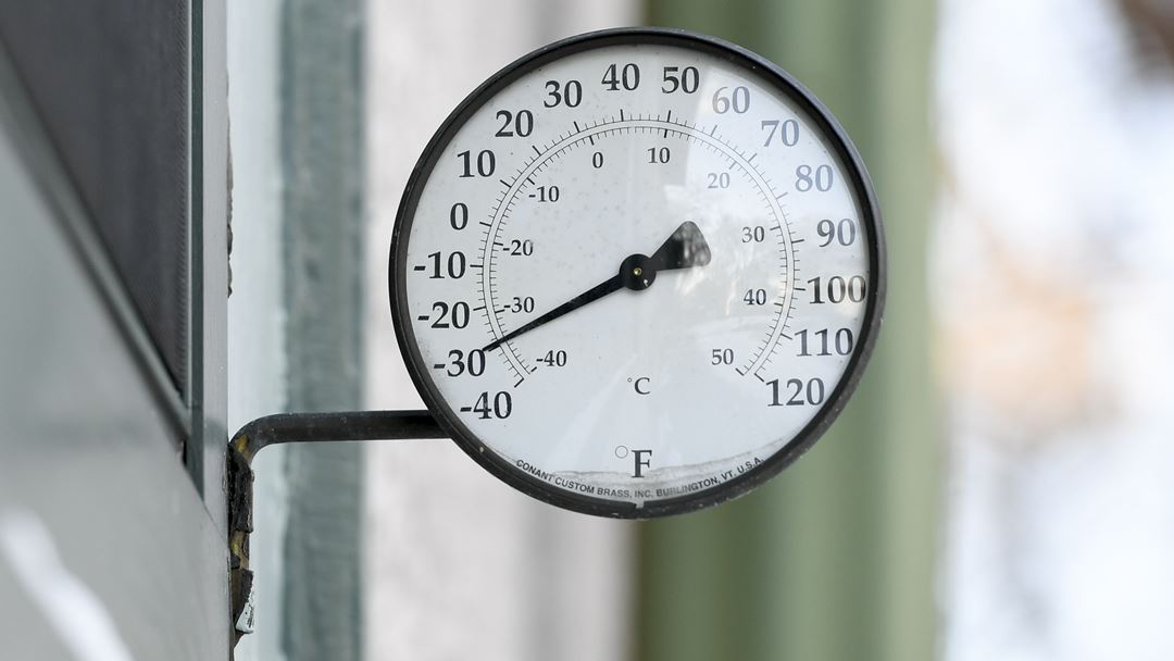 Termómetro mostra cerca de -30 graus Farenheit (aproximadamente -34ºC) em Minneapolis, Minnesota. Várias regiões dos Estados Unidos podem estar a sentir uma sensação térmica que pode chegar aos 53 graus negativos. Foto: Craig Lassig/EPA