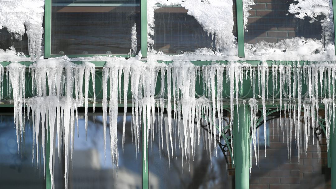 Temperaturas abaixo de zero produzem gelo que pende de um restaurante em Minneapolis, Minnesota. Foto: Craig Lassig/EPA