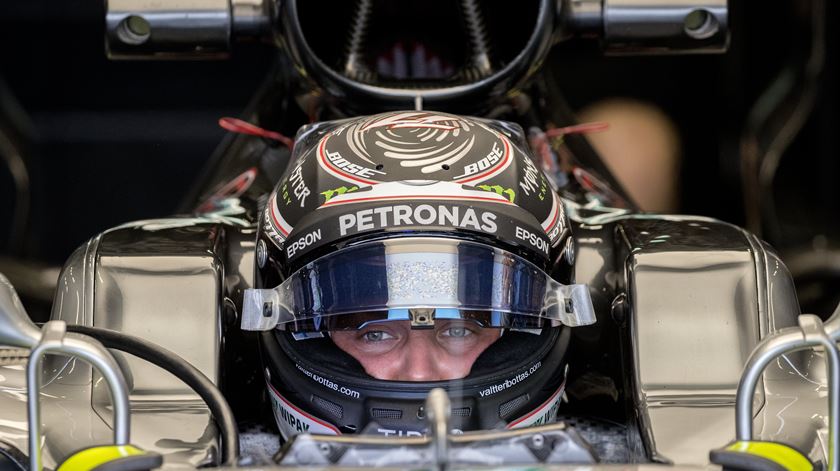 Bottas continuará a ter a Mercedes no capacete. Foto: Valdrin Xhemaj/EPA